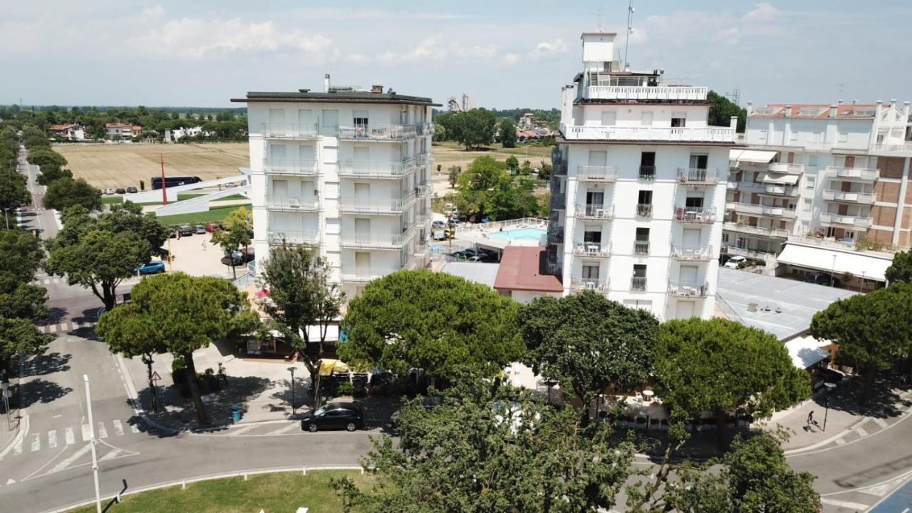 Residence Alla Rotonda Lido di Jesolo Exteriör bild